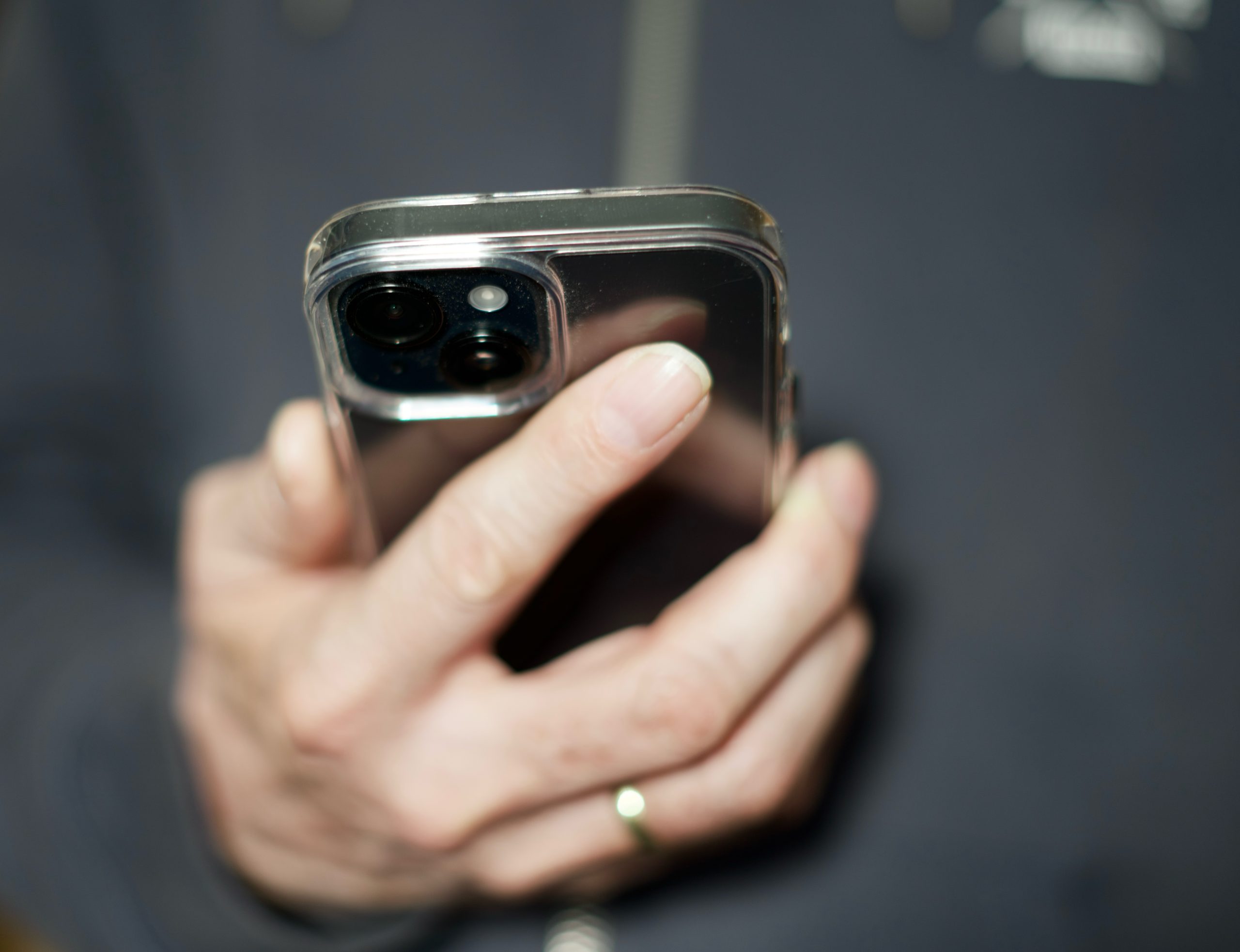 Stockbild von Person mit Handy in der Hand